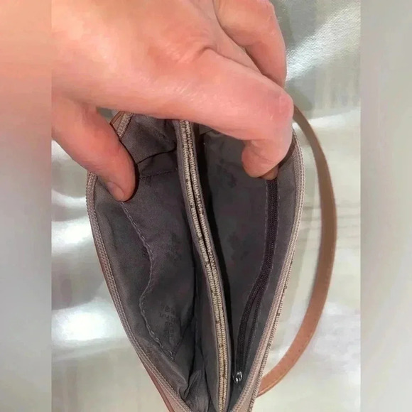 Cute little wallet. No name. Great condition - Picture 7 of 8